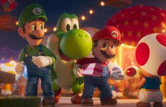 Super Mario Galaxy -elokuva avasi huikeilla tuotoilla Värikäs animaatiokuva, jossa Mario, Luigi ja Yoshi seisovat iloisina iltavalaistulla torilla tai juhlapaikalla. Mario pitelee pientä vaaleanpunaista lahjapakettia, ja heidän edessään on punavalkoinen Toad-hahmo. Taustalla näkyy muita Toad-hahmoja, juhlavaloja sekä punainen tähtikuvioinen teltta.