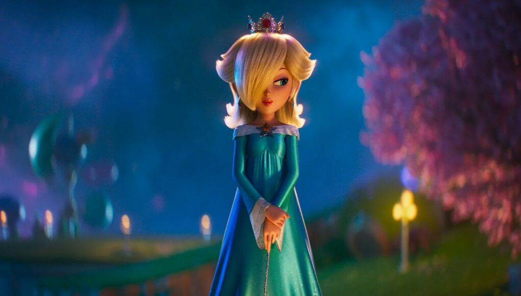 Animaatiokuva Rosalina-hahmosta, jolla on yllään kimalteleva turkoosi iltapuku ja päässään pieni hopeinen kruunu. Hänen vaaleat hiuksensä peittävät toisen silmän, ja hänellä on yllään tähden muotoinen rintakoru. Rosalina seisoo rauhallisena iltahämärässä puutarhassa, jossa taustalla näkyy vaaleanpunaisia kukkivia puita, pehmeitä valoja ja häivähdys merten vihreää sumua.