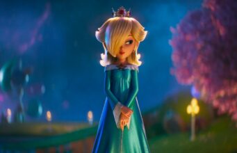 Super Mario Galaxy -elokuvassa paljastuva juonenkäänne siirtyy osaksi pelien tarustoa Animaatiokuva Rosalina-hahmosta, jolla on yllään kimalteleva turkoosi iltapuku ja päässään pieni hopeinen kruunu. Hänen vaaleat hiuksensä peittävät toisen silmän, ja hänellä on yllään tähden muotoinen rintakoru. Rosalina seisoo rauhallisena iltahämärässä puutarhassa, jossa taustalla näkyy vaaleanpunaisia kukkivia puita, pehmeitä valoja ja häivähdys merten vihreää sumua.