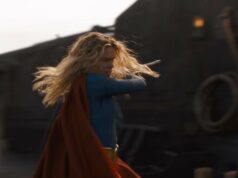 Supergirl-elokuva sai uuden trailerin – paljastaa Jason Momoan esittämän pahiksen Sankarihahmo Supergirl vauhdikkaassa toimintakohtauksessa. Vaaleatukkaisella hahmolla on yllään sininen puku ja punainen viitta, joka liehuu liikkeen voimasta. Hän pitelee käsissään pitkää sauvaa tai asetta, ja tausta on sumea, viitaten nopeaan liikkeeseen teollisessa ympäristössä.
