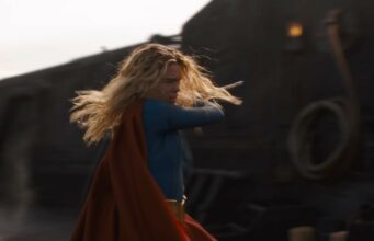 Supergirl-elokuva sai uuden trailerin – paljastaa Jason Momoan esittämän pahiksen Sankarihahmo Supergirl vauhdikkaassa toimintakohtauksessa. Vaaleatukkaisella hahmolla on yllään sininen puku ja punainen viitta, joka liehuu liikkeen voimasta. Hän pitelee käsissään pitkää sauvaa tai asetta, ja tausta on sumea, viitaten nopeaan liikkeeseen teollisessa ympäristössä.