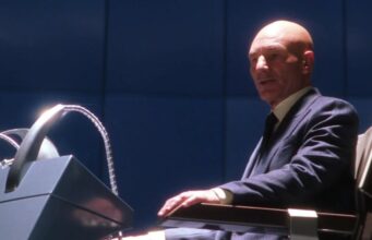 Tuleva X-Men rakentaa täysin uutta kokonaisuutta, mutta ei ilman haasteita Sivukuva Patrick Stewartista professori Charles Xavierin roolissa elokuvasta X-Men. Kalju mies istuu futuristisessa pyörätuolissa sinistä seinää vasten. Hänen kätensä lepää tuolin käsinojalla, ja hänen edessään näkyy osa Cerebro-laitteiston metallista rakennetta. Xavierilla on yllään tummansininen puku, vaalea kauluspaita ja tumma solmio.