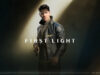 007 First Light -arvostelu – Kun Uncharted kohtaa Hitmanin James Bond -hahmolla on tyylikäs, tumma hiustyyli, ja hänellä on yllään tumma nahkatakki sekä harmaa pooloneule. Hän pitelee oikeassa kädessään pistoolia, ja hänen vasemmassa ranteessaan näkyy rannekello. Hahmo seisoo pimeässä tilassa, ja hänen ylleen lankeaa takaviistosta dramaattinen, kirkas valokeila, joka luo kuvaan elokuvallisen ja noir-henkisen tunnelman.