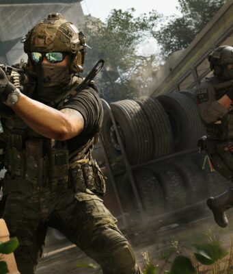 Edesmennyt Vince Zampella saa muistonsa Call of Duty: Modern Warfare 4:ssa Toiminnallinen julkaisukuva Call of Duty: Modern Warfare III -videopelistä, jossa kaksi raskaasti varustautunutta sotilasta on taistelutilanteessa urbaanissa, hylätyssä ympäristössä päivänvalossa. Etualalla vasemmalla oleva sotilas tähtää konekiväärillä suoraan eteenpäin; hänellä on yllään maastokuvioinen kypärä, aurinkolasit, kasvomaski ja taktinen liivi täynnä varusteita. Oikealla puolella taustempana toinen sotilas, jolla on "POLICE"-tekstillä varustettu liivi, etenee juosten rynnäkkökivääri valmiina. Heidän välissään on kuorma-auton lava täynnä suuria renkaita, ja oikealla näkyy vihreän, hylätyn bussin kylki. Kuvan oikeassa alakulmassa on pelin virallinen logo "CALL OF DUTY MODERN WARFARE 4".