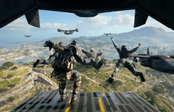 Activision vahvistaa: Warzone sammuu PS4:llä ja Xbox Onella uuden osan myötä Laajakulmainen ruutukaappaus videopelistä, jossa kuvataan neljän sotilasvarusteisen hahmon hyppäämistä vapaapudotukseen suuren kuljetuslentokoneen avoimesta perärampista. Kamera on sijoitettu lentokoneen ruuman sisäpuolelle, ja sen pimeät rakenteet kehystävät näkymää. Hahmoilla on yllään taktiset varusteet ja kypärät, ja he ovat levittäneet raajansa sivuille hallitakseen ilmalentoaan. Heidän alapuolellaan aukeaa laaja, aurinkoinen saaristomaisema, jossa on kukkuloita, rannikkokaupunkeja, teitä ja vettä. Taustalla sinisellä taivaalla lentää useita muita sotilasilma-aluksia, kuten V-22 Osprey -tyyppisiä roottorikoneita ja oikealla puolella nopeasti ohi kiitävä hävittäjä tai kuljetuskone. Tunnelma viittaa battle royale -tyylisen pelin aloitukseen.