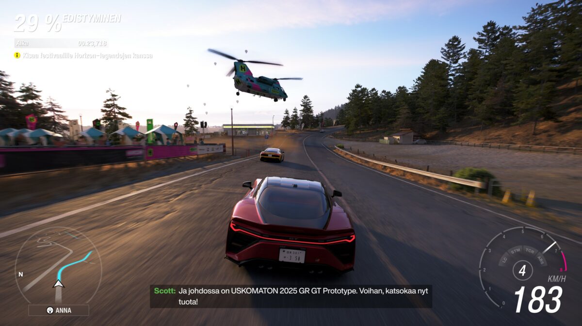 Ruutukaappaus Forza Horizon -ajopelistä, jossa pelaaja ajaa punaista Toyota GR GT Prototype -autoa maanteillä auringonlaskun aikaan. Auton takavalot loistavat kirkkaasti, ja edessä näkyy toinen auto sekä matalalla lentävä, värikäs kaksimoottorinen helikopteri. Ruudulla on suomenkielinen peliliittymä, jossa näkyy nopeusmittari (183 km/h), minikartta ja tekstitys: "Ja johdossa on USKOMATON 2025 GR GT Prototype. Voihan, katsokaa nyt tuota!". Ympäristössä on metsää, kukkuloita ja Horizon-festivaalin telttoja.