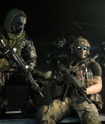Call of Duty: Modern Warfare 4 korjaa kaksi merkittävää ongelmaa uuden sukupolven version myötä Toiminnallinen julkaisukuva Call of Duty: Modern Warfare III -videopelistä, jossa neljä raskaasti varustautunutta sotilashahmoa istuu ja seisoo sotilashelikopterin avoimella ovella valmiina laskeutumaan. Etualalla oikealla istuu maastokuvioisiin housuihin ja taktiseen liiviin pukeutunut sotilas, jolla on kypärä, aurinkolasit ja rynnäkkökivääri sylissään. Vasemmalla seisoo hahmo, jolla on kasvoillaan musta maski valkoisilla kirjoituksilla, vihreä huppu ja musta kiiltävä takki, ja hän pitelee tarkkuuskivääriä. Helikopterin hämärässä sisätilassa taustalla näkyy kaksi muuta sotilasta, joista toisella on pääkallomaski.