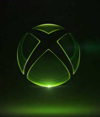 Xbox meinattiin erottaa Microsoftista omaksi yrityksekseen Tyylitelty Xbox-logo mustalla taustalla. Logo on läpinäkyvä ja lasimainen, ja sen ääriviivat hehkuvat kirkkaan neonvihreänä. Logon alapuolelta loistaa voimakas vihreä valonlähde, joka heijastuu peilimäiselle alustalle, ja oikealla puolella näkyy hienovarainen linssiheijastus (lens flare). Kokonaisuus on futuristinen ja minimalistinen.