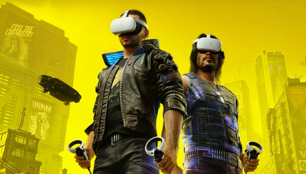 Mainos- tai julkaisutyylinen kuva, jossa yhdistyvät Cyberpunk 2077 -pelin hahmot ja virtuaalitodellisuus (VR). Kuvassa kaksi pelistä tuttua hahmoa, päähenkilö V (vasemmalla) ja Johnny Silverhand (oikealla), seisovat rinnakkain dramaattisessa alaviistosta otetussa rajauksessa. Molemmilla hahmoilla on silmillään valkoiset, modernit VR-lasit (kuten Meta Quest), ja he pitelevät käsissään valkoisia VR-ohjaimia. V:llä on yllään pelille tunnusomainen korkeakauluksinen nahkatakki, jonka kauluksessa loistaa sininen valo, ja Johnnylla on yllään tumma, hihaton taktinen liivi ja tunnistettavat pitkät hiukset. Tausta on kokonaan kirkkaankeltainen, ja siinä siintää Night Cityn futuristinen kaupunkimaisema pilvenpiirtäjineen, mainosvaloineen ja ilmassa lentävine ajoneuvoineen.