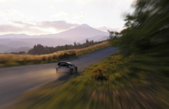 Forza Horizon 6:n tallennukset katoavat pelaajilla – Microsoft vinkkaa, kuinka estät tallennusten katoamisen Valkoinen ralliauto ajaa vauhdikkaasti loivasti kaartuvalla hiekkatiellä ilta-auringon valaisemassa vuoristomaisemassa, jonka taustalla siintää lumihuippuinen tulivuori.