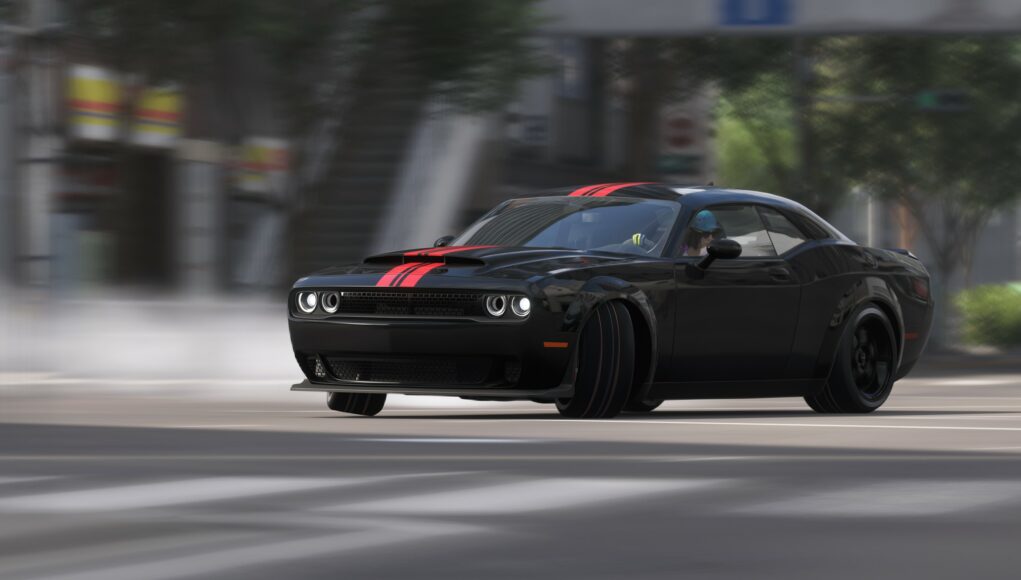 forza-horizon-6-sladissa Realistinen pelikuvakaappaus tai digitaalinen taideteos, jossa musta, moderni muskeliauto (Dodge Challenger SRT Hellcat tai vastaava) tekee vauhdikasta luisua eli driftausta kaupunkiympäristössä asfaltoidulla tiellä. Auton konepellin ja katon yli kulkee kaksi leveää, punaista raitaa. Auton eturenkaat ovat kääntyneet jyrkästi luisun suuntaan, ja takarenkaista nousee valkoista savua ilmaan. Auton sisällä näkyy kuljettaja, jolla on vaaleansininen kypärä ja aurinkolasit. Taustalla näkyy epäterävänä liikesumennuksen (motion blur) vuoksi urbaania katunäkymää rakennuksineen ja puineen päivänvalossa.