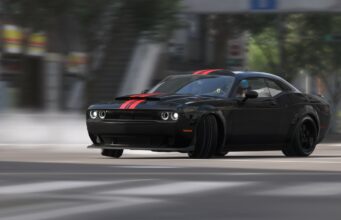 Forza Horizon 6 sai ihan oikean VR-modin – näin lataat ja pelaat peliä virtuaalitodellisuudessa Realistinen pelikuvakaappaus tai digitaalinen taideteos, jossa musta, moderni muskeliauto (Dodge Challenger SRT Hellcat tai vastaava) tekee vauhdikasta luisua eli driftausta kaupunkiympäristössä asfaltoidulla tiellä. Auton konepellin ja katon yli kulkee kaksi leveää, punaista raitaa. Auton eturenkaat ovat kääntyneet jyrkästi luisun suuntaan, ja takarenkaista nousee valkoista savua ilmaan. Auton sisällä näkyy kuljettaja, jolla on vaaleansininen kypärä ja aurinkolasit. Taustalla näkyy epäterävänä liikesumennuksen (motion blur) vuoksi urbaania katunäkymää rakennuksineen ja puineen päivänvalossa.