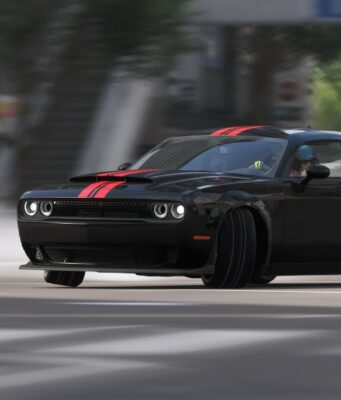 Forza Horizon 6 sai ihan oikean VR-modin – näin lataat ja pelaat peliä virtuaalitodellisuudessa Realistinen pelikuvakaappaus tai digitaalinen taideteos, jossa musta, moderni muskeliauto (Dodge Challenger SRT Hellcat tai vastaava) tekee vauhdikasta luisua eli driftausta kaupunkiympäristössä asfaltoidulla tiellä. Auton konepellin ja katon yli kulkee kaksi leveää, punaista raitaa. Auton eturenkaat ovat kääntyneet jyrkästi luisun suuntaan, ja takarenkaista nousee valkoista savua ilmaan. Auton sisällä näkyy kuljettaja, jolla on vaaleansininen kypärä ja aurinkolasit. Taustalla näkyy epäterävänä liikesumennuksen (motion blur) vuoksi urbaania katunäkymää rakennuksineen ja puineen päivänvalossa.