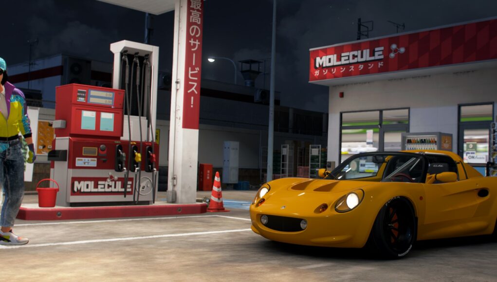 forza-horizon-6-tankilla Pelikuvakaappaus yölliseltä japanilaiselta huoltoasemalta, jossa keltainen Lotus Elise -urheiluauto on pysäköitynä tankkauspisteen viereen ja värikkääseen 90-luvun tyyliseen takkiin, lippalakkiin sekä aurinkolaseihin pukeutunut pelihahmo seisoo sen vasemmalla puolella.