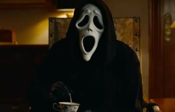 Scary Movie 6 teki mahalaskun, mutta on silti Paramountille voitokas Scary Movie -elokuvista tuttu parodia-Ghostface-hahmo istuu mustassa kaavussaan ja naamiossaan nojatuolissa sekoittaen lusikalla teetä kuvioidussa teekupissa hämärästi valaistussa huoneessa.