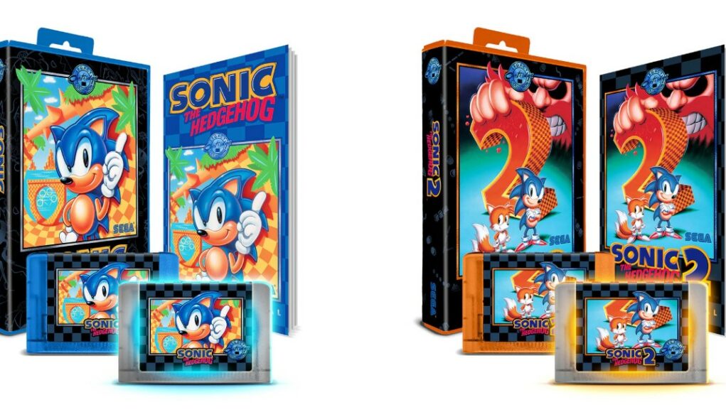 sonic-erikoiskasetit Kuvassa on kaksi Sonic the Hedgehog -pelikokoelmaa; vasemmalla sinisessä teemassa ensimmäinen osa ja oikealla oranssissa teemassa Sonic the Hedgehog 2, molempiin kuuluu pelikotelo, manuaali ja pelikasetti.
