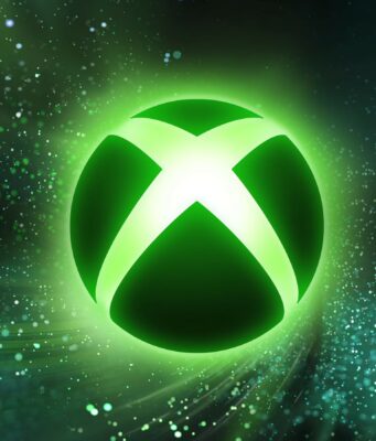 Missasitko Xbox Games Showcase 2026:n julkistukset? Ei hätää, näet kaiken tästä Tapahtuman mainoskuva, jonka keskellä on suuri, kirkkaanvihreänä hohtava pyöreä Xbox-logo valkoisella X-kirjaimella. Tausta on tumma, avaruusmainen ja täynnä vihreitä sekä valkoisia kimaltelevia hiukkasia ja tähtipölyä, jotka luovat dynaamisen kaartuvan efektin logon ympärille. Vihreän logon vasemmalla puolella lukee valkoisella selkeällä fontilla "XBOX GAMES" ja oikealla puolella vihreällä fontilla "SHOWCASE"