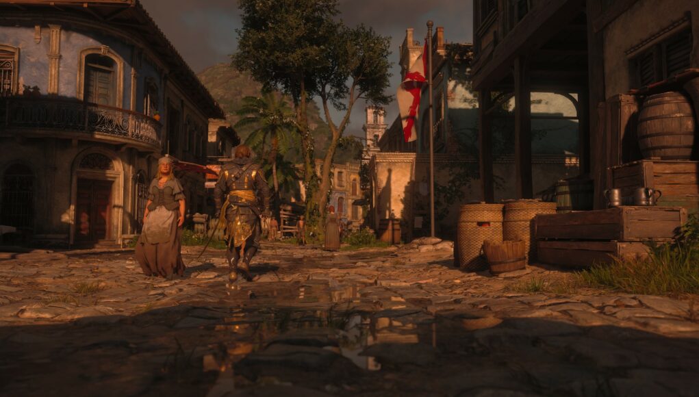 assassins-creed-black-flag-resynced-kaupungin-kadut Historiallinen katunäkymä, jossa merirosvotyylinen hahmo kävelee mukulakivikadulla auringonlaskun valossa historiallisten rakennusten välissä.