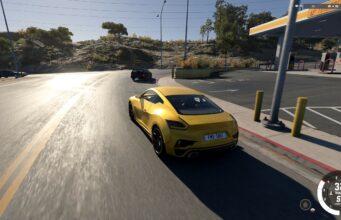 BeamNG.drive sai suurimman päivityksensä tähän mennessä – grafiikat ja äänet täysin uusiksi Keltainen urheiluauto ajaa aurinkoisella tiellä huoltoaseman ja kukkulan läheisyydessä.