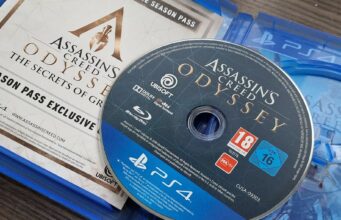 Tulokset puhuvat puolestaan – vain pieni osa fyysisistä peleistä on myynyt yli 100 000 kpl Avattu PlayStation 4 -pelikotelo, jonka sisällä on Assassin's Creed Odyssey -pelin levy ja Season Pass -lisäsisällön koodilappu.