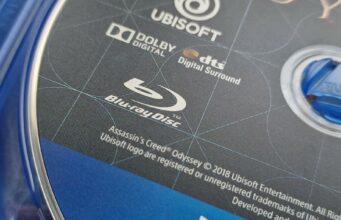 Ihmiset ovat raivoissaan Sonyn levyttömästä tulevaisuudesta, mutta yhtiö pysyy hiljaa päätöksessään Lähikuva Assassin's Creed Odyssey -pelilevyn painatuksesta, jossa näkyvät Blu-ray Disc -logo sekä ääni- ja julkaisijatiedot.