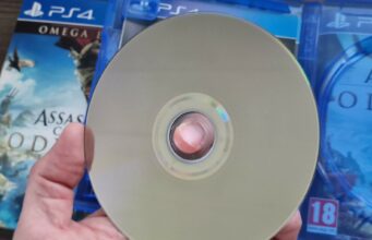 Sony lupaa, että vanhoista peleistä voidaan vielä teettää fyysisiä painoksia Käsi pitelee PlayStation 4 -pelin levyä, jonka taustalla näkyy pelikotelo.