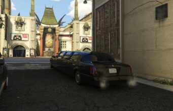 Grand Theft Auto V -peliin tehtiin todella paljon minipelejä, jotka karsittiin lopullisesta pelistä Musta limusiini pysäköitynä katukuiluun historiallisen tai orientaalihenkisen rakennuksen edustalla, ja sen pakoputkista tupruaa savua.