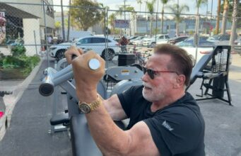 Arnold Schwarzenegger täyttää 79 vuotta – antaa amerikkalaisille ilmaisen lahjan Arnold Schwarzenegger treenaamassa ulkokuntosalilla mustassa t-paidassa, aurinkolaseissa ja kultaisessa rannekellossa.