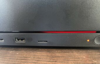 Ensimmäinen Steam Machine on jo kohdannut ”punaisen viivan kuoleman” Mustan elektronisen laitteen etupaneeli, jossa näkyy punainen merkkivalo, USB-portteja ja kapea vaakasuora punainen valojuova.