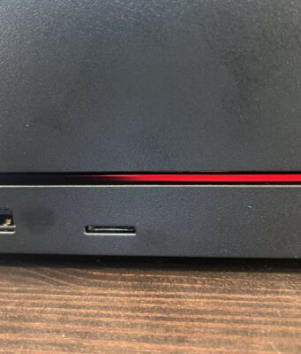 Ensimmäinen Steam Machine on jo kohdannut ”punaisen viivan kuoleman” Mustan elektronisen laitteen etupaneeli, jossa näkyy punainen merkkivalo, USB-portteja ja kapea vaakasuora punainen valojuova.