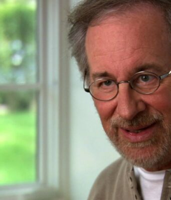 Steven Spielberg tekee pelottavasta Youtube-sarjasta kauhuelokuvan Lähikuva Steven Spielbergistä, jolla on yllään vaalea pusero ja silmälasit, ikkunan edessä.
