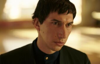 Tämäkö on Adam Driverin todellinen X-Men-rooli? Uusi tieto kääntää huhut päälaelleen Näyttelijä Adam Driver vakavana ja mietteliäänä tummassa, korkeakauluksessa asussa.