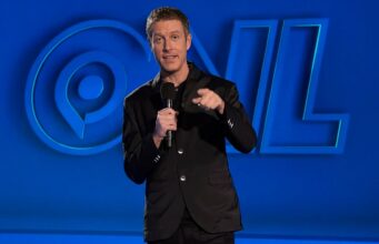Gamescom 2026 lupaa suuria julkistuksia ja merkkejä pelialan elpymisestä Tässä kuvassa esiintyy tunnettu pelialan toimittaja ja juontaja Geoff Keighley lavalla, taustallaan sininen teematausta, jossa näkyy ONL (Opening Night Live) -logo.