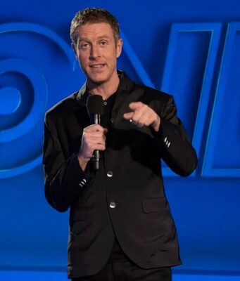 Gamescom 2026 lupaa suuria julkistuksia ja merkkejä pelialan elpymisestä Tässä kuvassa esiintyy tunnettu pelialan toimittaja ja juontaja Geoff Keighley lavalla, taustallaan sininen teematausta, jossa näkyy ONL (Opening Night Live) -logo.