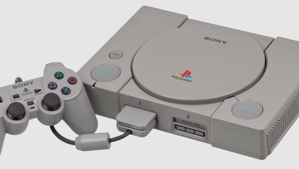 playstation-1-ps1 Alkuperäinen Sony PlayStation (PS1) -pelikonsoli ja siihen kytketty DualAnalog-ohjain.
