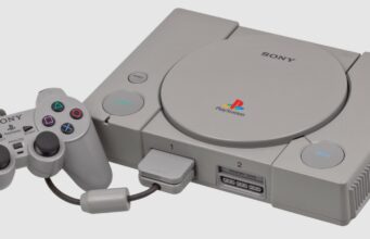 Lego ja Sony julkaisevat Lego PlayStation 1 -konsolin Astro Bot -erikoispainoksena Alkuperäinen Sony PlayStation (PS1) -pelikonsoli ja siihen kytketty DualAnalog-ohjain.