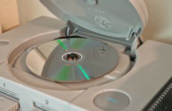 Take-Two Interactiven toimitusjohtajan mielestä fyysisissä pelilevyissä ei nykyisin ole enää järkeä Harmaan PlayStation 1 -konsolin avoin levykelkka, jonka sisällä on pelilevy.
