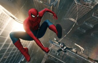 Spider-Man: Brand New Day jatkaa hurjaa nousuaan – seuraava etappi on jo näkyvissä Hämähäkkimies hyppää tai leijuu ilmassa suurkaupungin pilvenpiirtäjien yllä kuvattuna yläviistosta, taustalla näkyy vilkas katunäkymä ja toinen hahmo metallisella kattorakenteella.