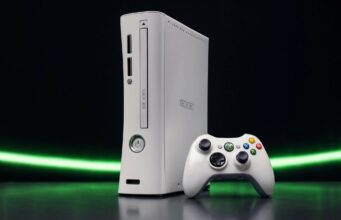 Microsoft tuo yllättävän ja todella mehevän Xbox-ominaisuuden PC:lle Valkoinen Xbox 360 -pelikonsoli ja siihen kuuluva langaton ohjain pystyssä tummaa taustaa vasten, jota korostaa vihreä valojuova.