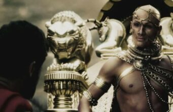Zack Snyderin mielestä 300-elokuva on ”homoin leffa ikinä” Elokuvakohtaus, jossa koristeellisiin kultaisiin koruihin ja päähineeseen pukeutunut kuningas Xerxes katsoo alas toista hahmoa kohti kultaisen leijonapatsaan vieressä.
