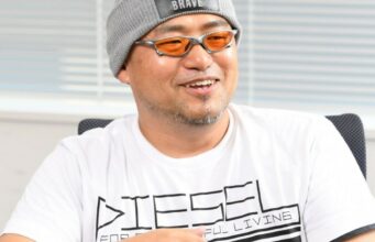 Pelialan legenda varoittaa muutoksesta, joka voi vaikuttaa kaikkiin pelaajiin Hideki Kamiya istuu ja nauraa tuolla.