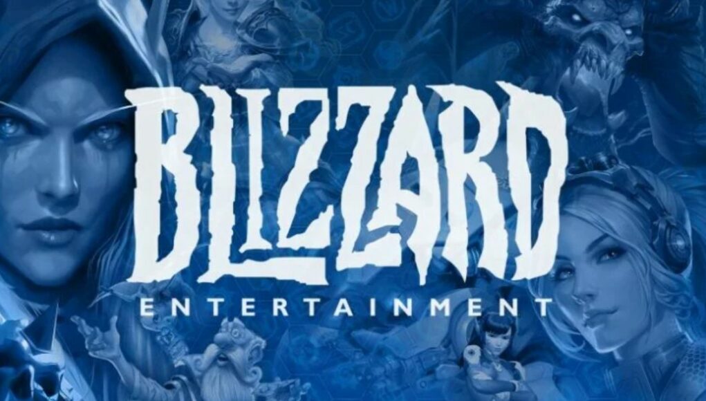 bilzzard-logo Blizzard Entertainmentin sinisensävyinen taustakuva tai logo, jonka keskellä on yhtiön tyylitelty nimi ja ympärillä hahmoja sen eri pelisarjoista.