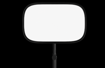 Key Light Air MK.2 -valaisimen arvostelu – Karmivan tehokas valo Elgato Key Light Air MK.2 -valopaneeli syvänmustaa taustaa vasten suoraan edestä kuvattuna. Pyöristetyn suorakulmion muotoinen, tasaisen valkoinen valaisinpinta on kiinnitettynä mustaan teleskooppivarteen, jossa näkyy kiristysruuvi.