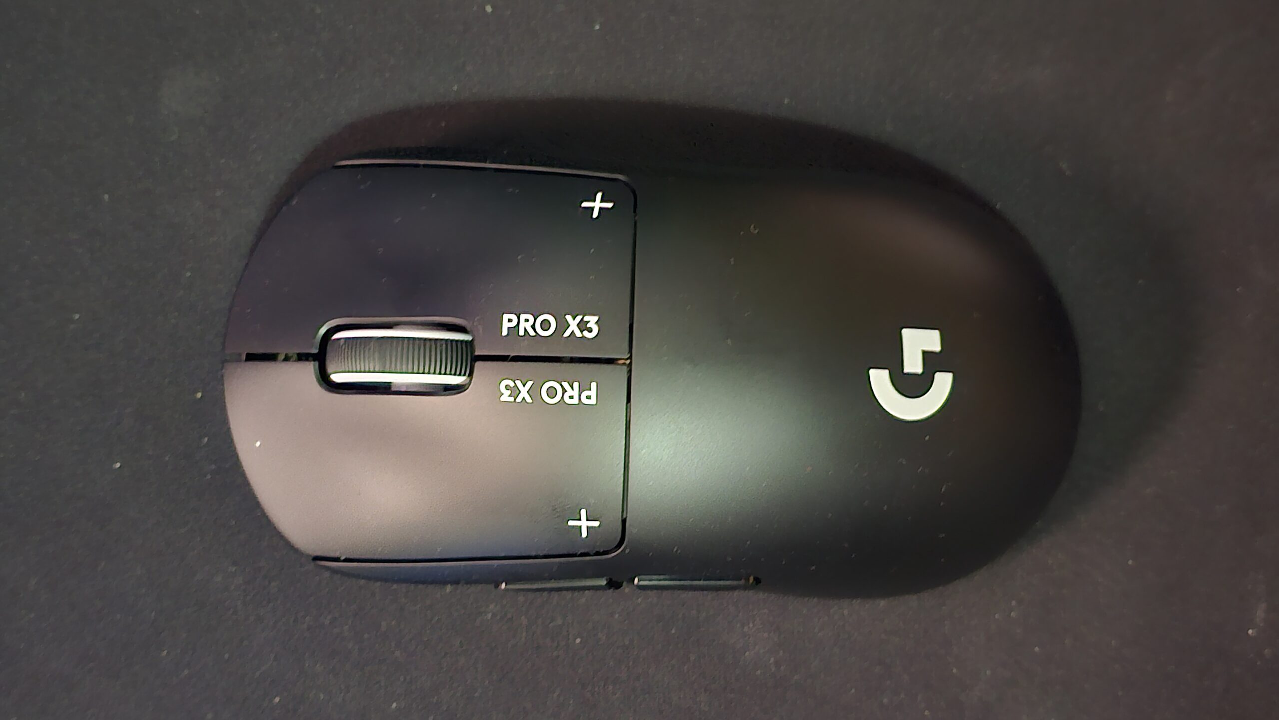 Musta Logitech G Pro X3 Superstrike -pelihiiri kuvattuna suoraan ylhäältä päin. Päänäppäimiin on painettu valkoiset PRO X3- ja plus-merkinnät, ja selkämyksessä erottuu valkoinen Logitech G -tunnus.