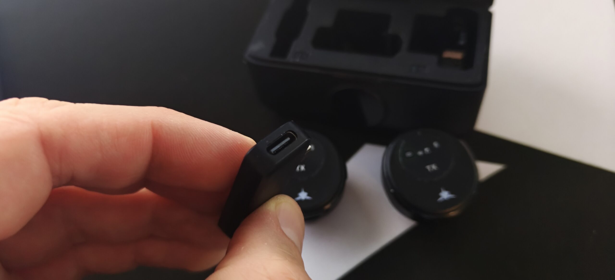 usb c paikka lähettimessä mikit taustalla