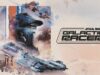 Star Wars: Galactic Racer -arvostelu – Täysillä päin kalliota, ihan mahtavaa! Taiteellinen Star Wars: Galactic Racer -pelin konsepti- ja artikkelikuva, jonka oikeassa reunassa on tyylitelty musta pelilogo. Vasemmalla ja keskellä näkyy retrohenkinen, akvarellimainen kuvitus useista aavikkotasangolla kiitävistä futuristisista kilpakiidättimistä, taustalla kohoavasta kypäräpäisestä hahmosta sekä hiekan keskellä seisovista droideista.
