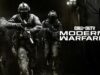 Call of Duty: Modern Warfare 4 -arvostelu – pitkästä aikaa laatusotaa Call of Duty: Modern Warfare -pelin promotiokuva, jossa kolme sotilasvarusteisiin ja kypäriin pukeutunutta sotilasta etenee aseet valmiina hämärässä ympäristössä, ja oikealla puolella näkyy pelin logo.