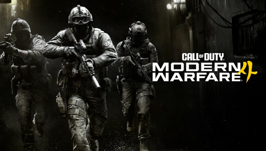 cod-mw4-arvostelu Call of Duty: Modern Warfare -pelin promotiokuva, jossa kolme sotilasvarusteisiin ja kypäriin pukeutunutta sotilasta etenee aseet valmiina hämärässä ympäristössä, ja oikealla puolella näkyy pelin logo.