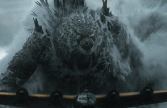 Godzilla-ohjaajan seuraava siirto alkaa hahmottua – päärooleihin kiinnostavat nimet Elokuvakohtaus, jossa massiivinen Godzilla nousee vedestä ja vaahtoavien aaltojen keskeltä nelimoottorisen lentokoneen takana.
