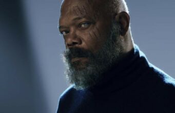 Marvel-faneille yllättävä tieto Nick Furyn paluusta Lähikuva harmaapartaisesta ja tummaan poolopaitaan pukeutuneesta Samuel L. Jacksonin esittämästä hahmosta, jolla on arpia kasvoissaan ja vakava ilme.